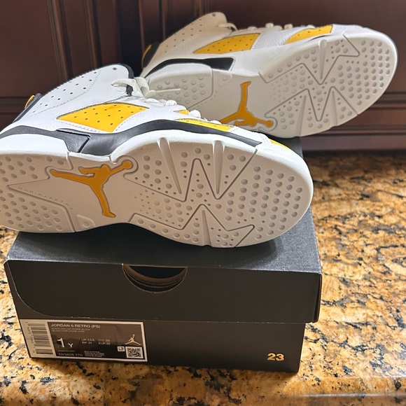 Boys Jordan 6 Retro Never Worn - Picture 3 of 3
